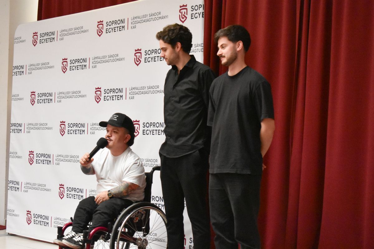 A Dumaszínház humoristái nevettettek a Soproni Közgáz aulájában