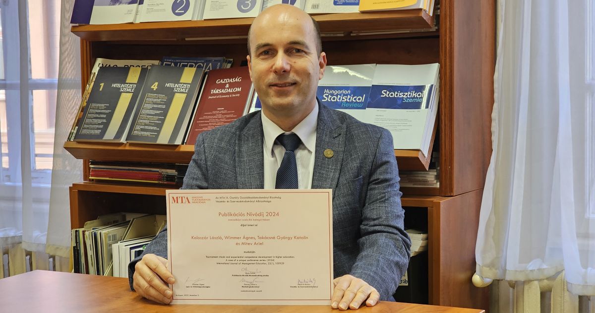 A Magyar Tudományos Akadémia kitüntetését vehette át a Lámfalussy Kar oktatója, Dr. Koloszár László A Magyar Tudományos Akadémia kitüntetését vehette át a Lámfalussy Kar oktatója, Dr. Koloszár László