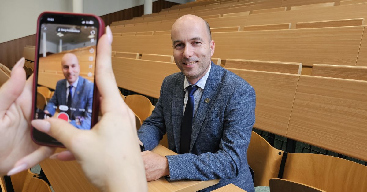 „Szia bátyus, helyzet?” - az 1 milliós megtekintést közelíti a Soproni Közgáz oktatója a TikTokon
