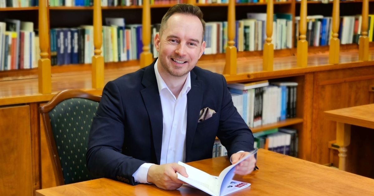 Kommunikáció témában jelentetett meg kötetet a Lámfalussy Kar adjunktusa, Dr. Pirger Tamás